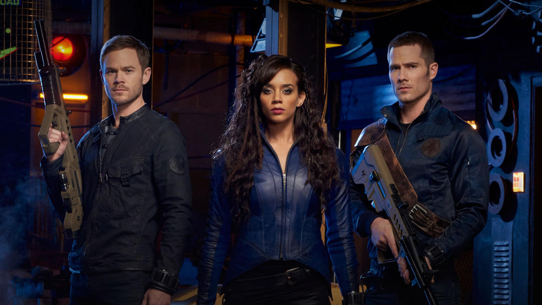 Aaaron Ashmore, Hannah John-Kamen y Luke MacFarlane.