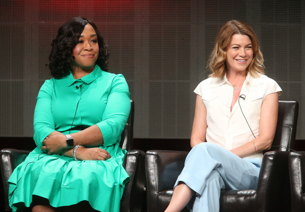 Shonda Rhimes y Ellen Pompeo en el panel de TGIT (ABC).