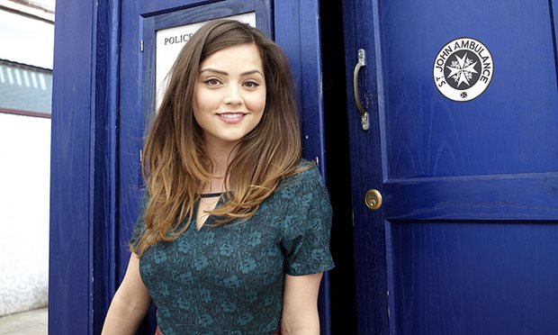 Jenna Coleman posando con la Tardis de Doctor Who.