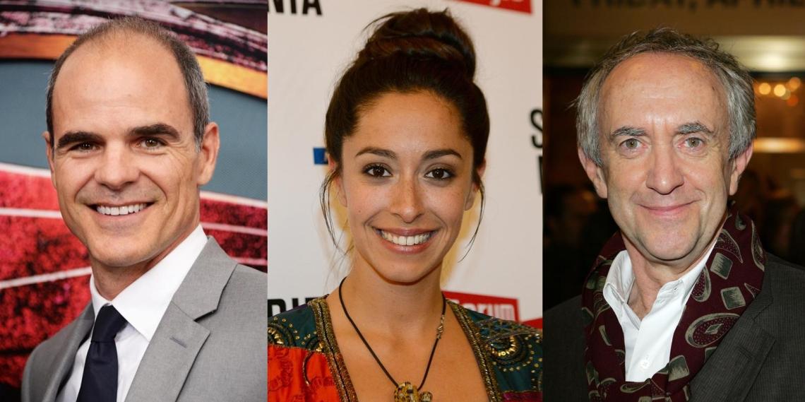 Michael Kelly, Oona Chaplin y Jonathan Pryce.