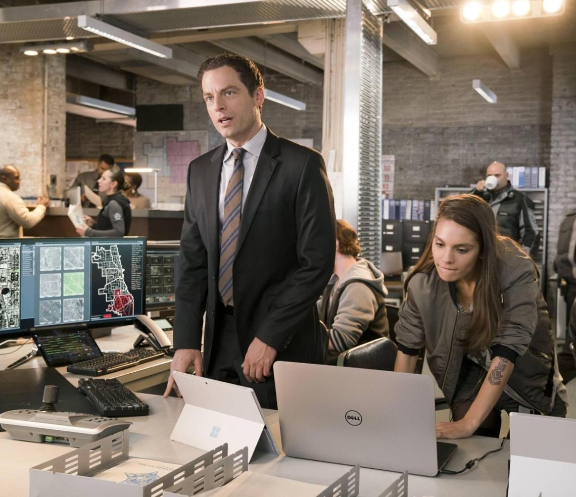 Justin Kirk y Caitlin Stasey (APB - FOX).