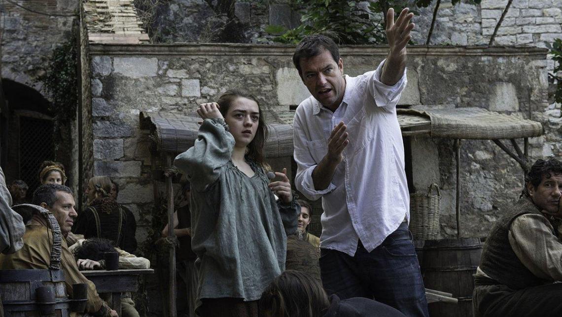Mark Myold con Maisie Williams.